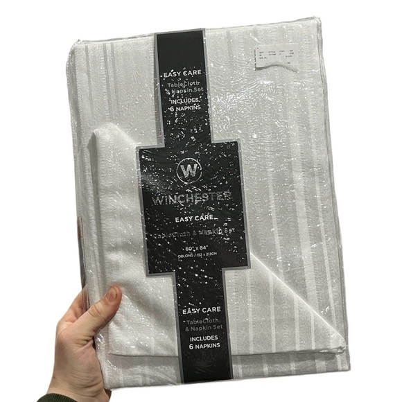 Winchester| easy care table cloth & napkin set - Picture 4 of 6